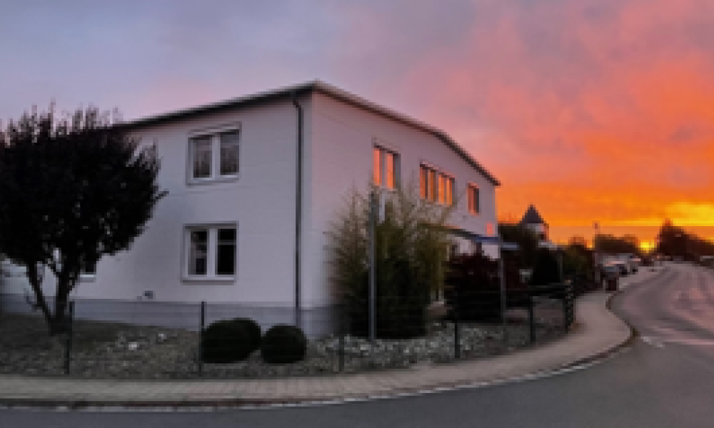 Firmengebäude bei Sonnenuntergang