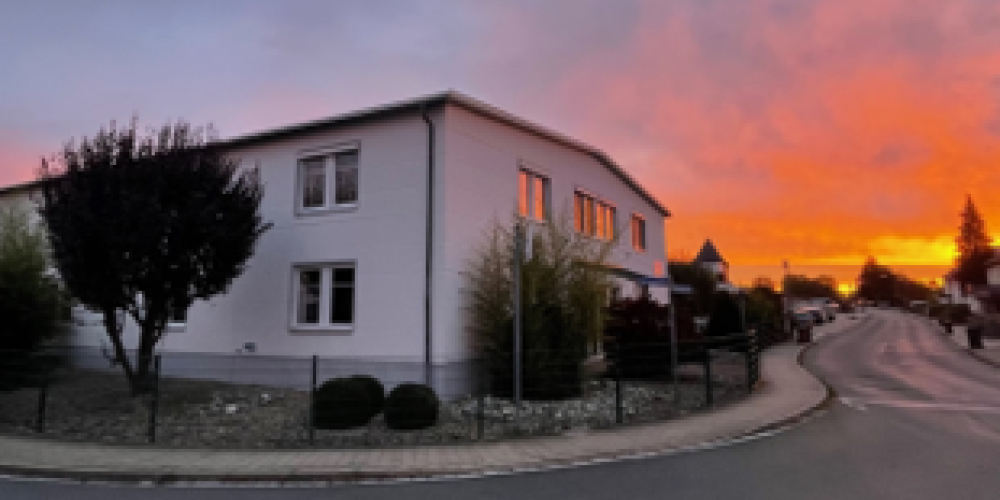 Firmengebäude bei Sonnenuntergang